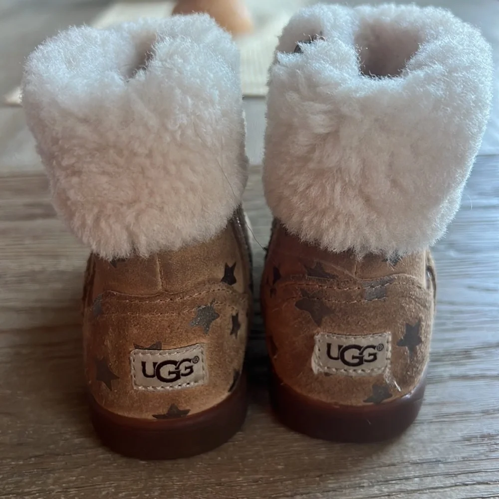 Kids Ugg star tan boots size 8 T